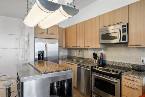 Condo in Miami Beach, Florida, 1 bedroom  № 1153741 - photo 17