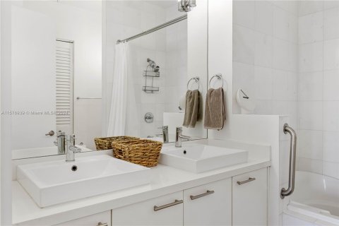 Condo in Miami Beach, Florida, 1 bedroom  № 1153741 - photo 28