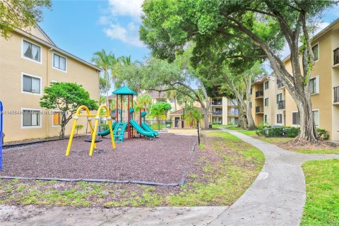 Copropriété à vendre à Coral Springs, Floride: 2 chambres, 91.6 m2 № 1352234 - photo 2