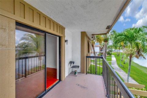 Townhouse in Hialeah, Florida 3 bedrooms, 147.71 sq.m. № 873473 - photo 22