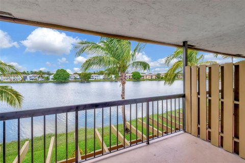 Townhouse in Hialeah, Florida 3 bedrooms, 147.71 sq.m. № 873473 - photo 23