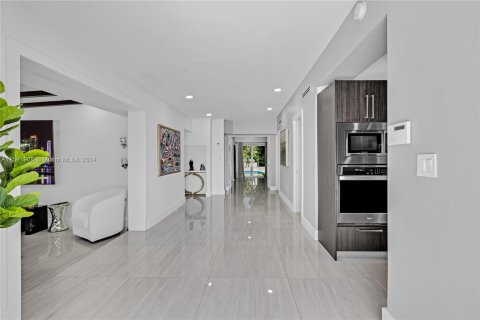 House in Miami, Florida 4 bedrooms, 170.29 sq.m. № 1384089 - photo 10