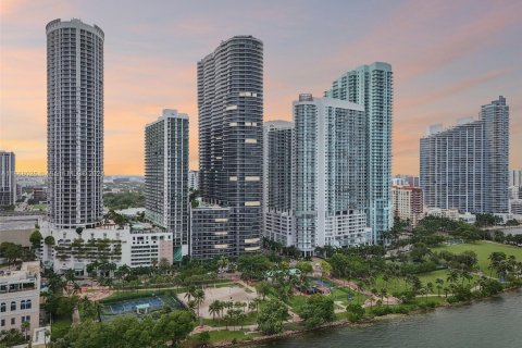 Condo in Miami, Florida, 1 bedroom  № 1384087 - photo 2