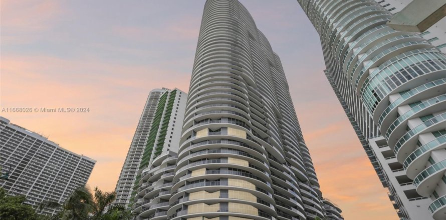 Condominio en Miami, Florida, 1 dormitorio  № 1384087