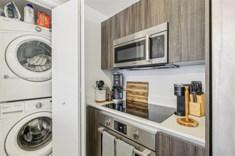 Condo in Miami, Florida, 1 bedroom  № 1384087 - photo 16