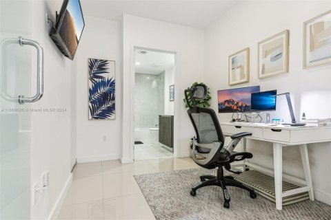 Condo in Miami, Florida, 1 bedroom  № 1384087 - photo 7