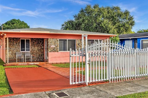 Casa en venta en Miami, Florida, 3 dormitorios, 208.47 m2 № 1428191 - foto 3