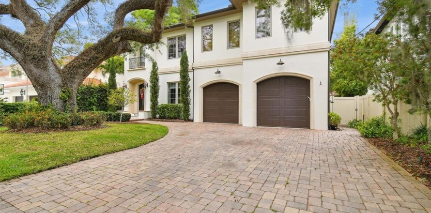 House in Tampa, Florida 5 bedrooms, 354.61 sq.m. № 1131502