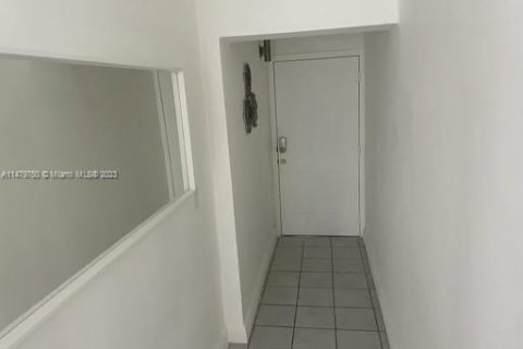 Condo in Miami, Florida, 2 bedrooms  № 822483 - photo 16