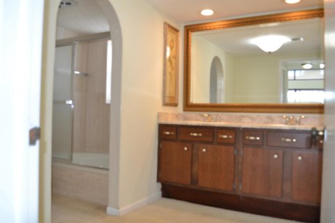 Condo in West Palm Beach, Florida, 2 bedrooms  № 131841 - photo 7