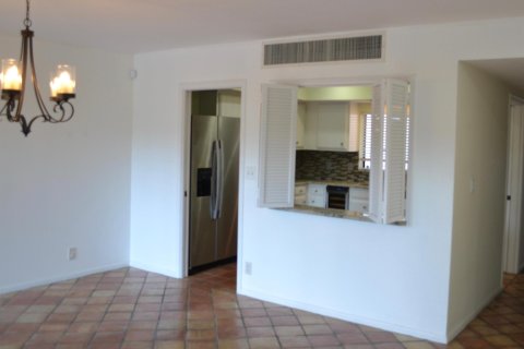Condo in West Palm Beach, Florida, 2 bedrooms  № 131841 - photo 14