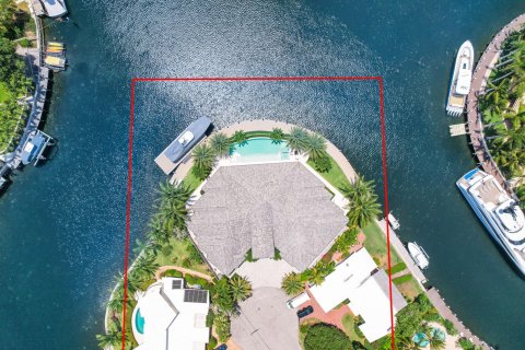House in Lighthouse Point, Florida 6 bedrooms, 586.96 sq.m. № 712471 - photo 1