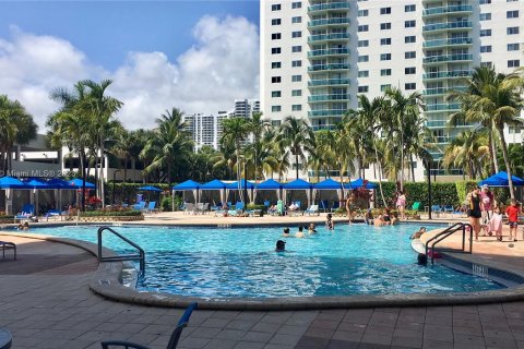 Condo in Sunny Isles Beach, Florida, 1 bedroom  № 726275 - photo 2