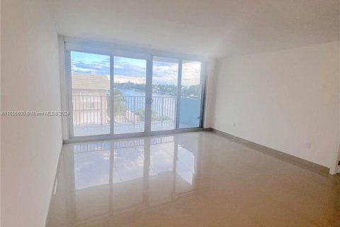 Condo in Miami Beach, Florida, 1 bedroom  № 1357254 - photo 2