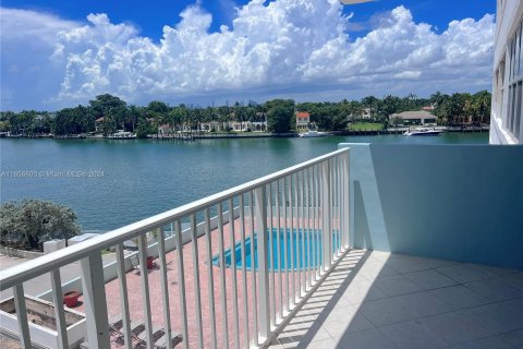 Condo in Miami Beach, Florida, 1 bedroom  № 1357254 - photo 15