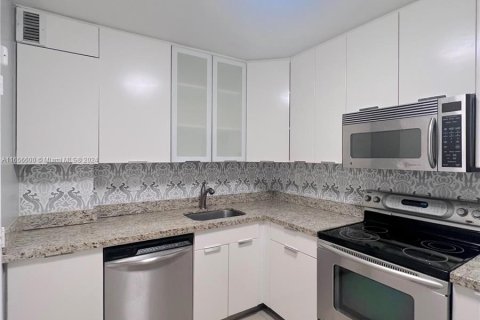 Condo in Miami Beach, Florida, 1 bedroom  № 1357254 - photo 7