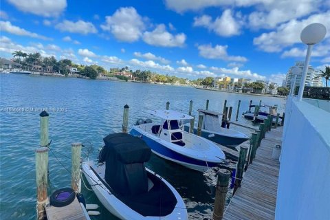 Condo in Miami Beach, Florida, 1 bedroom  № 1357254 - photo 22