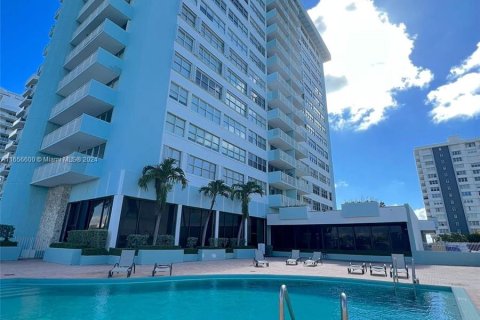 Condo in Miami Beach, Florida, 1 bedroom  № 1357254 - photo 21