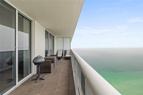 Condominio en alquiler en Hallandale Beach, Florida, 3 dormitorios, 161 m2 № 66098 - foto 21