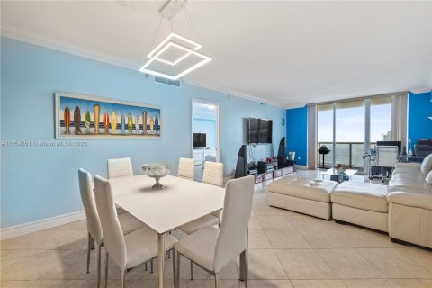 Condominio en alquiler en Hallandale Beach, Florida, 3 dormitorios, 161 m2 № 66098 - foto 4