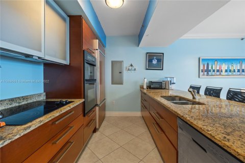 Condominio en alquiler en Hallandale Beach, Florida, 3 dormitorios, 161 m2 № 66098 - foto 6