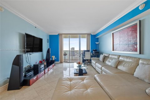 Condominio en alquiler en Hallandale Beach, Florida, 3 dormitorios, 161 m2 № 66098 - foto 1