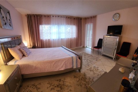 Condo in Hallandale Beach, Florida, 2 bedrooms  № 1281700 - photo 10