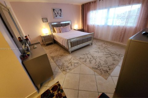 Condo in Hallandale Beach, Florida, 2 bedrooms  № 1281700 - photo 9