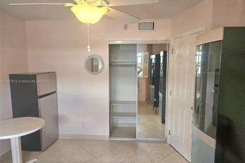 Condo in Hallandale Beach, Florida, 2 bedrooms  № 1281700 - photo 19