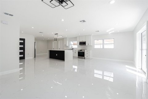 Villa ou maison à vendre à Tampa, Floride: 3 chambres, 162.86 m2 № 1372318 - photo 8