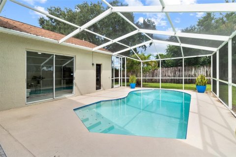 House in Tampa, Florida 4 bedrooms, 182.27 sq.m. № 1343674 - photo 25