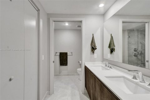 Condo in Miami, Florida, 1 bedroom  № 1391884 - photo 14