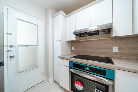 Condo in Fort Lauderdale, Florida, 1 bedroom  № 1391918 - photo 3