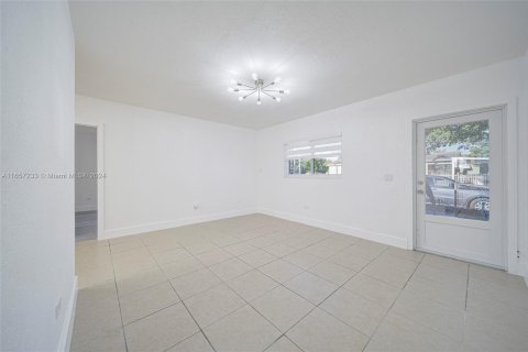 House in Miami, Florida 3 bedrooms, 197.7 sq.m. № 1358486 - photo 16