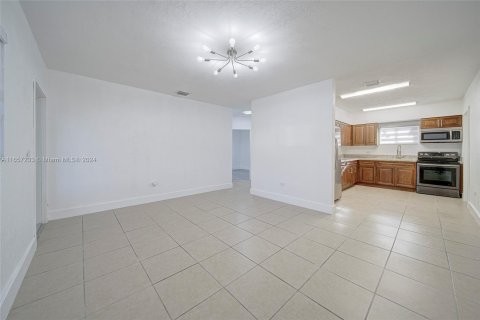 House in Miami, Florida 3 bedrooms, 197.7 sq.m. № 1358486 - photo 15