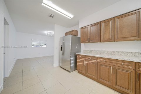 House in Miami, Florida 3 bedrooms, 197.7 sq.m. № 1358486 - photo 12