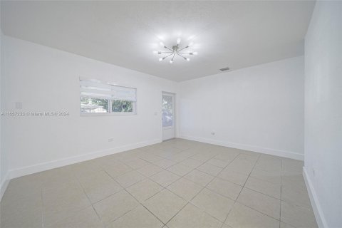 House in Miami, Florida 3 bedrooms, 197.7 sq.m. № 1358486 - photo 14