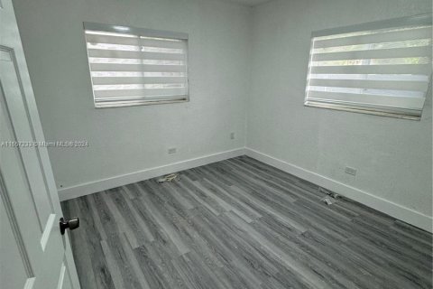 House in Miami, Florida 3 bedrooms, 197.7 sq.m. № 1358486 - photo 3