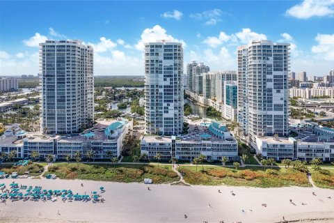 Condo in Sunny Isles Beach, Florida, 2 bedrooms  № 1128645 - photo 16