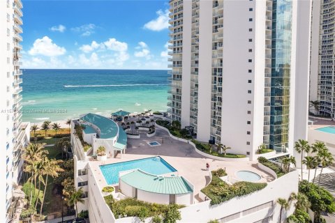 Condo in Sunny Isles Beach, Florida, 2 bedrooms  № 1128645 - photo 13