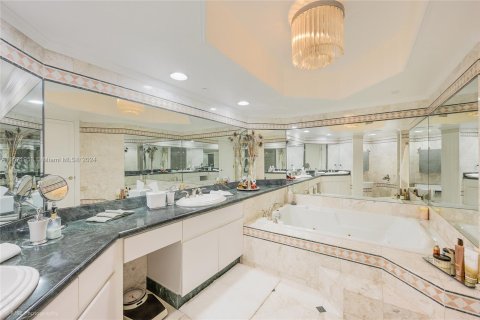 Condo in Sunny Isles Beach, Florida, 2 bedrooms  № 1128645 - photo 9