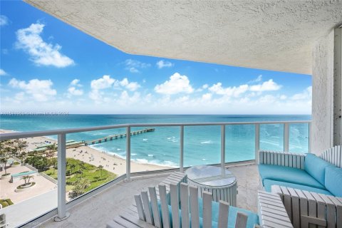 Condo in Sunny Isles Beach, Florida, 2 bedrooms  № 1128645 - photo 1