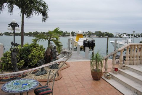 House in Miami Beach, Florida 5 bedrooms, 357.77 sq.m. № 1172017 - photo 22