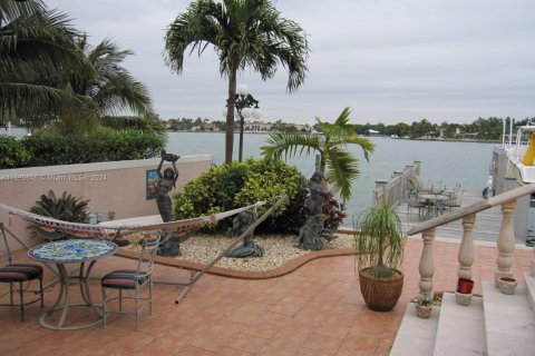 House in Miami Beach, Florida 5 bedrooms, 357.77 sq.m. № 1172017 - photo 25