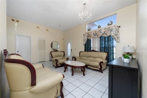 House in Orlando, Florida 4 bedrooms, 160.35 sq.m. № 886948 - photo 7