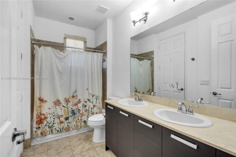 Townhouse in Doral, Florida 4 bedrooms, 226.5 sq.m. № 1360370 - photo 19