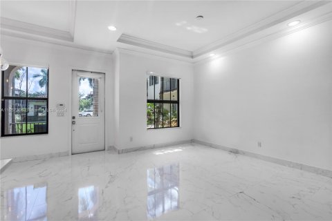 Townhouse in Doral, Florida 4 bedrooms, 226.5 sq.m. № 1360370 - photo 13