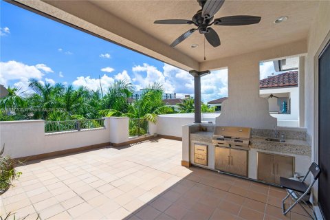 Townhouse in Doral, Florida 4 bedrooms, 226.5 sq.m. № 1360370 - photo 8