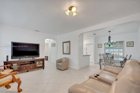 House in Miami, Florida 3 bedrooms, 120.77 sq.m. № 1360371 - photo 1