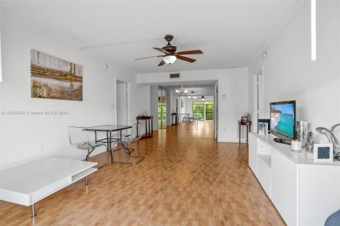 Condo in Lauderhill, Florida, 2 bedrooms  № 1306085 - photo 12